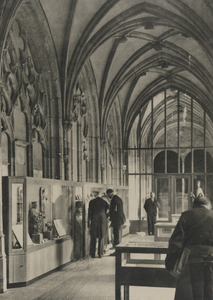300289 Gezicht in de kruisgang van de Domkerk te Utrecht, met bezoekers bij de tentoongestelde objecten op de ...